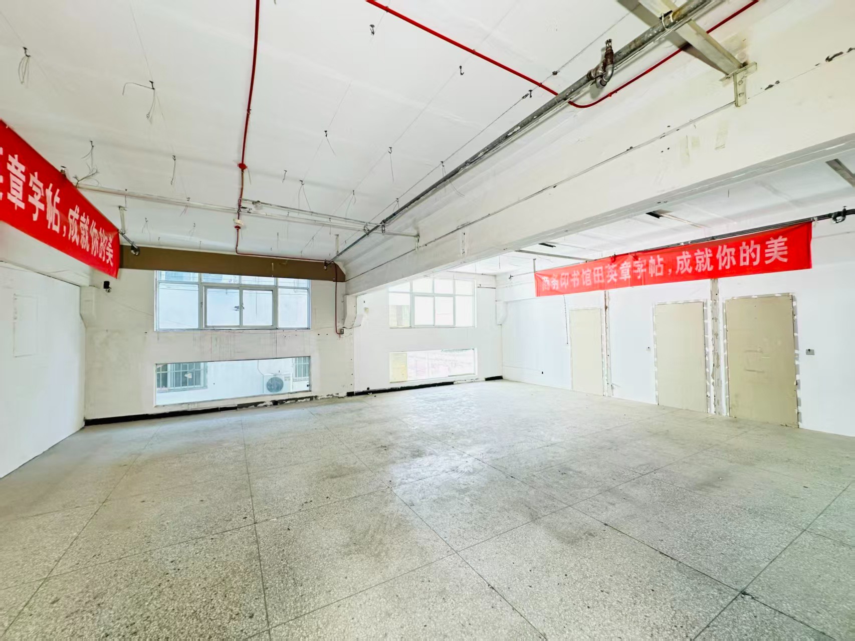 兴业二路重点吸引人工智能应用、数字经济、电商直播、智能制造服务、软件开发、科技创新企业及创业团队入驻